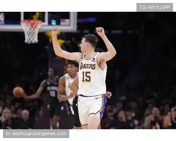 里夫斯受伤倒地掩面痛苦，湖人医疗团队紧急入场检查